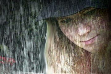 Frau mit traurigem Ausdruck im Regen.