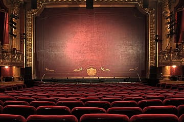 Ein leerer Theatersaal.