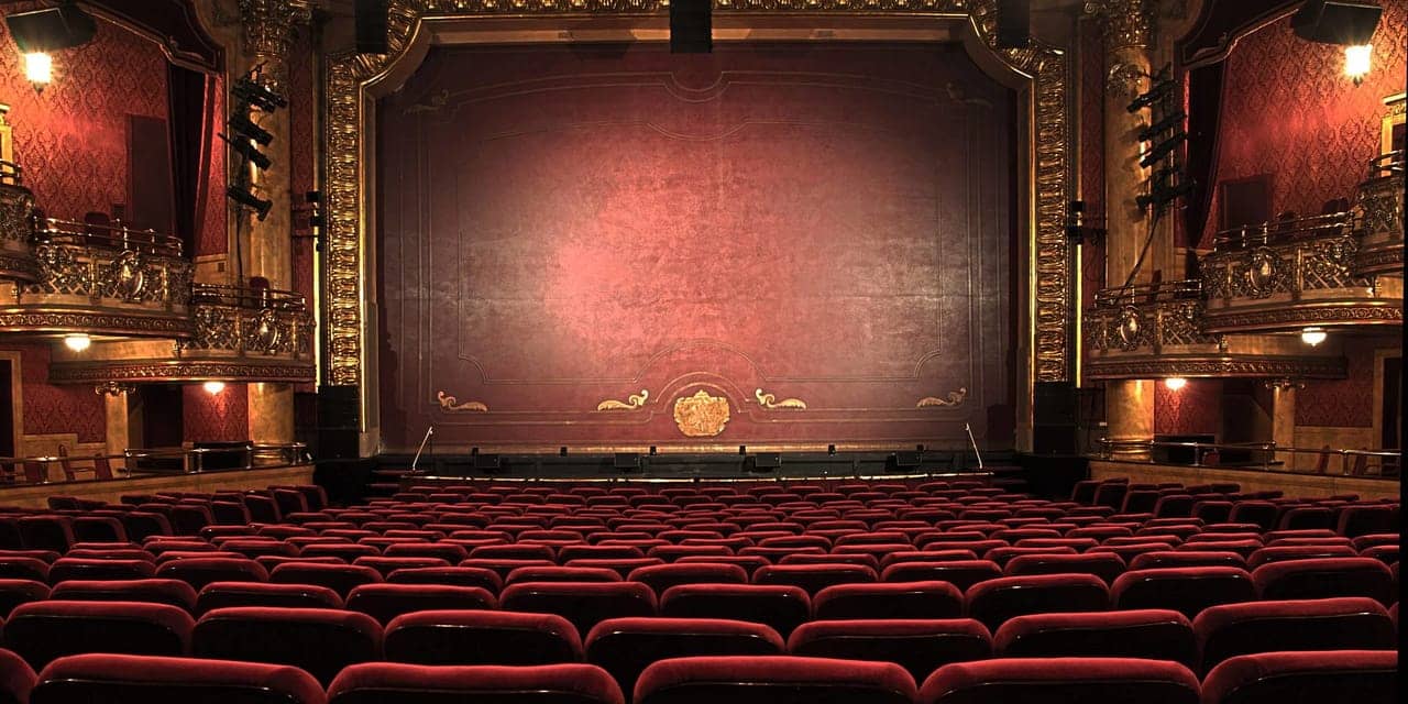 Ein leerer Theatersaal.